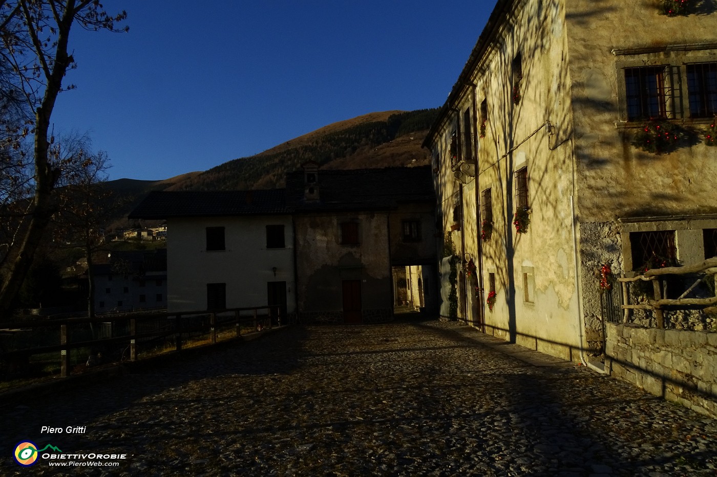 84 Borgo antico di Arnosto, ben restaurato.JPG